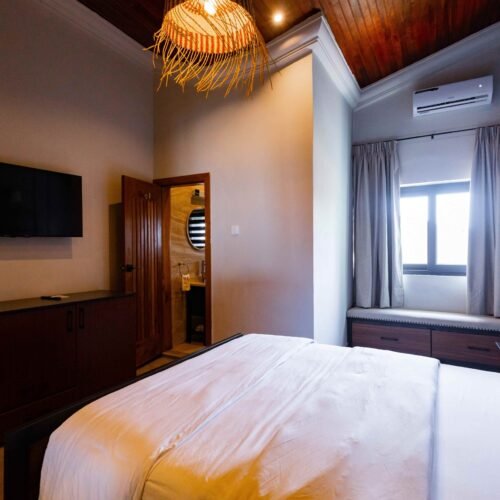 Standard Queensize (Room 13)